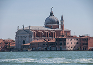 Die Kirche Il Redentore vom Canale Giudecca aus, von Nordwesten gesehen.