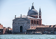 Die Kirche Il Redentore vom Canale Giudecca aus, von Norden gesehen.