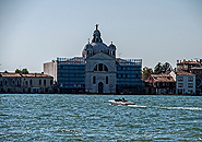 Die Kirche Le Zitelle auf der Insel Giudecca. Ansicht vom Kanal aus - Stirnfassade der Kirche und Konvent 2023.