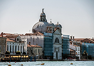 Die Kirche Le Zitelle auf der Insel Giudecca. Schrägansicht vom Kanal aus - die Tiefe des Baukörpers lässt sich erahnen.