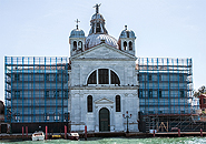 Die Kirche Le Zitelle auf der Insel Giudecca.  Ansicht der Stirnseite vom Kanal aus.