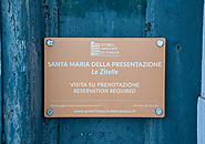 Die Kirche Le Zitelle auf der Insel Giudecca.  Hinweisschild an der Kirchentüre.