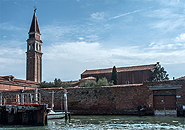 Die Kirche San Francesco della Vigna vom Ufer aus. Von rechts nach links zu erkennen: vorgestellte Fassade, Hallenkirche, Chor, Kampanile.