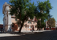 Die Kirche mit der vorgestellten Fassade vom Campo San Francesco aus.