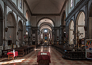 Blick in die Hallenkirche vom Haupteingang aus, Ansicht von Altarraum und dahinterliegendem Chor.