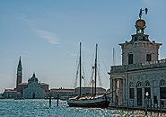 Punta della Dogana und die Insel San Giorgio Maggiore.