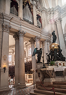 San Giorgio Maggiore - Trennung zwischen Altarraum und Chorraum der Mönche, darüber die Orgel.