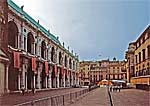 Die Nordfassade der Basilika Palladiana zur Piazza dei Signori zu.