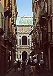 Die Basilica Palladiana in der Innenstadt von Vicenza 1991, aus einer Straße heraus gesehen.