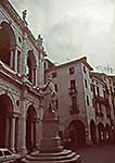 Blick auf die westliche Fassade der Basilica und das Standbild Palladios an der Piazza Palladio.