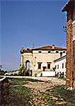 Das Haupthaus der Villa Chiericati von rechts, von der Seite der landwirtschaftlichen Nutzbauten aus.