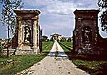 Das Tor der Einfahrt zur Villa Chiericati an der Landstraße von Vicenza nach Padua.