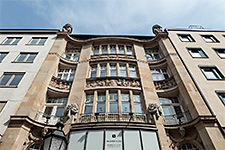 Geschäftshaus Theatinerstraße 38: die Untersicht der Fassade zeigt deutlicher die Plastizität der verschiedenen Reliefs.