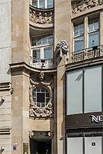 Geschäftshaus Theatinerstraße 38: Details des linken seitlichen koncaven Bogens mit einem der Eingänge.