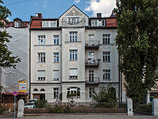 Die mit Stuckarbeiten geschmückte West- und Straßenfassade des Jugendstil-Mietshauses.