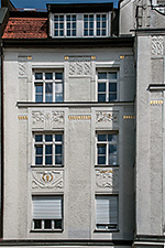 Nymphenburger Straße 186: Fassadenausschnitt der Straßenfassade des Jugendstil-Mietshauses mit verschiedenen Stuckornamenten.