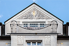 Jugendstil-Mietshaus Nymphenburger Straße 186: Detail der Stuckornamente des Zwerchhauses über dem mittleren Erker der Straßenfassade.