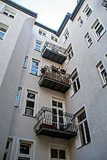 Jugendstil-Mietshaus Nymphenburger Straße 186: Küchenbalkone im Hof zwischen Hauptbau und Rückgebäude.