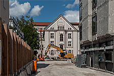 Blick aus der Nymphenburger Straße durch die Grundstückseinfahrt nach Norden: die mit Stuckarbeiten geschmückte Südfassade des Jugendstil-Verlagshauses im Hof.