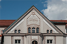 Jugendstil-Verlagshaus Nymphenburger Straße 86: Detail der Stuckornamente im Giebeldreieck.