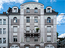 Eine größere Aufnahme der Stuckarbeiten der Südfassade über dem Erdgeschoss.
