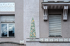 Jugendstil-Mietshaus Romanstraße 5: Detailaufnahme von Stuckornamenten der Südfassade.