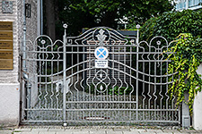 Jugendstil-Mietshaus Romanstraße 5: das schmiedeeiserne Gartentor.