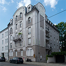 Jugendstil-Mietshaus Romanstraße 5: Aufnahme über Eck mit Straßenfassade und Rückgebäude.