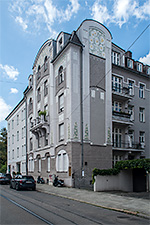 Jugendstil-Mietshaus Romanstraße 5: Stuckornamente des fensterlosen östlichen Ziererkers zwischen Straßenfassade und Rückgebäude.