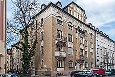 Blick von Südwesten: Ansicht über Eck mit Blick in die Hofeinfahrt des Hauses Ainmillerstraße 20.