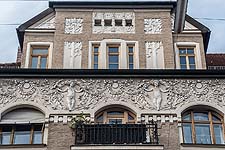 Untersicht eines Ausschnitts des Trauffrieses und der Fassade des Zwerchhauses mit Stuckornamenten an der Südfassade.