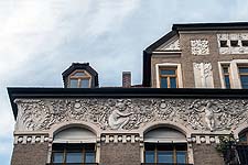 Ein weiterer Ausschnitt des Trauffrieses und der Stuckornamente an der Südfassade.