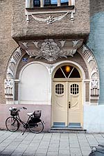 Straßenfassade: Hauseingang und Erker ab dem 1.OG mit Stuckornamenten.