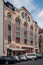 Blick von Südwesten: Ansicht der Straßenfassade perspektivisch in der Bauflucht.