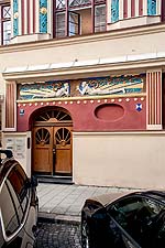 Hauseingang mit Fries und Stuckornamenten an der Südfassade.