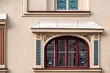 Detail: Fenster in der Straßenfassade im EG mit Stuckornamenten.