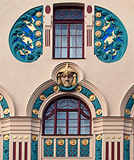 Detail: Stuckornamente der Straßenfassade.