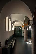 Kirchenraum der Erlöserkirche Schwabing - Raum unter der Empore im Süden mit Tonnengewölben.