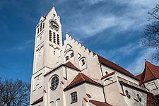 Untersicht von Turm, Vorbauten und Kirchenschiff der Erlöserkirche an der Münchner Freiheit.