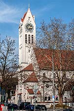 Blick von Südwesten, andere Perspektive: Turm, Vorbauten und Kirchenschiff der Erlöserkirche.