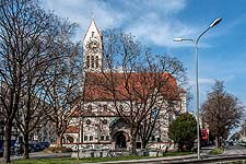 Ansicht von Süden: Gesamtansicht der Erlöserkirche, rechts die Ungererstraße.