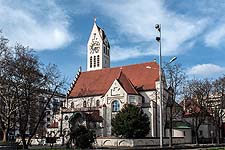 Gesamtansicht der Erlöserkirche von Südosten aus.