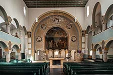Kirchenraum der Erlöserkirche Schwabing - Blick zum Altar im Osten.