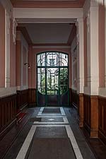 Blick in den Hauseingang und weiter in den begrünten Innenhof.