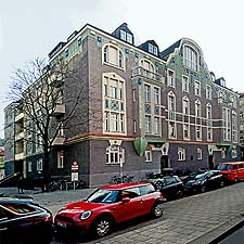 Panoramaansicht von Nordosten: Über-Eck-Ansicht des Baublocks Gedonstraße 4 und 6 mit der geschmückten Straßenfassade an der Nordseite.