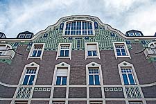 Untersicht des Zwerchgiebels über der Nordfassade mit Details der Stuckornamente.