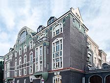 Über-Eck-Ansicht des Wohnblocks aus Nordwesten.