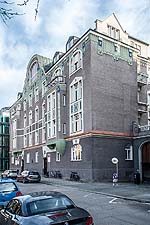 Über-Eck-Ansicht des Wohnblocks aus Nordwesten.