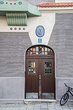 Detail eines Hauseingangs mit Stuckornamenten.