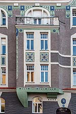 Detailaufnahme der Straßenfassade von Haus Nr. 6: der Erker und anschließende Fassadenflächen mit Stuckornamenten.